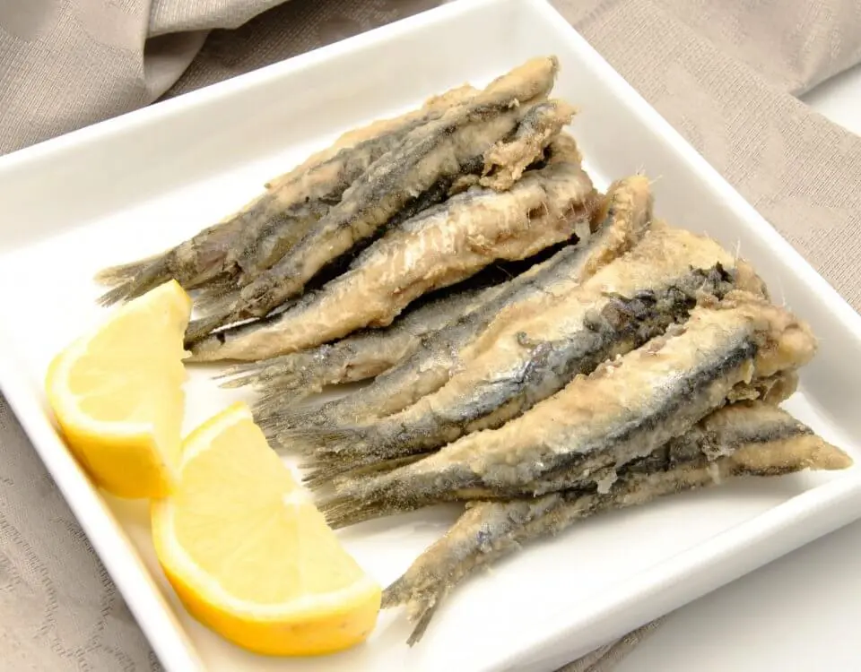 FRITURE DE POISSON AVEC DU CITRON