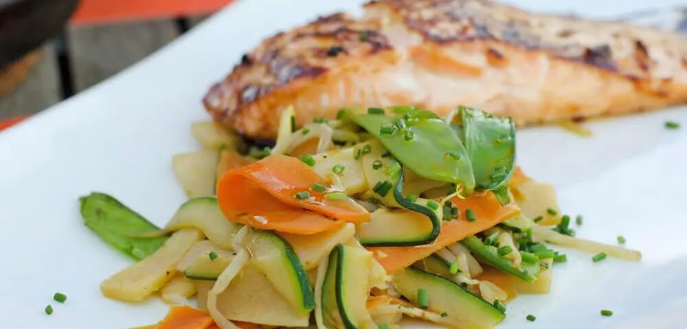 Filets d'églefin et des petits légumes