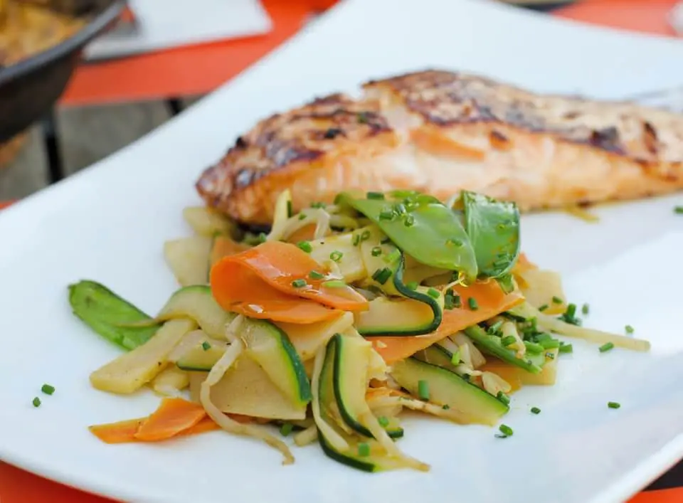 Filets d'églefin et des petits légumes