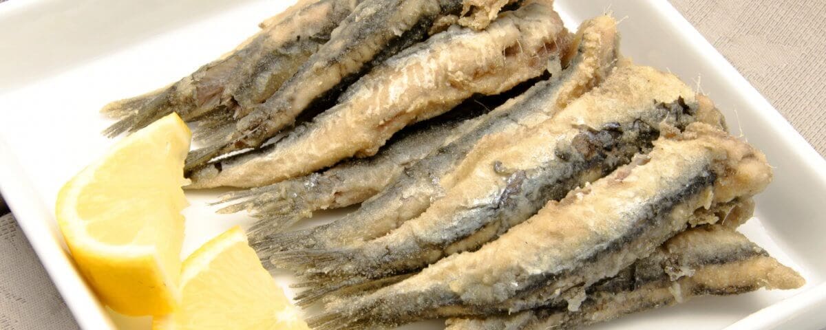 FRITURE DE POISSON AVEC DU CITRON