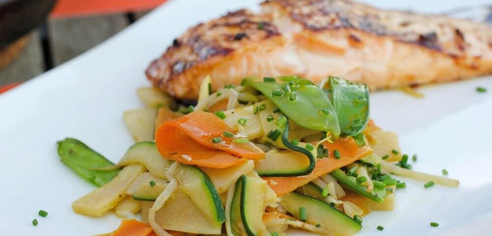 Filets d'églefin et des petits légumes